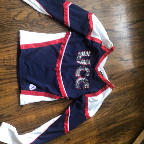 Professional cheerleading costume perfect for Halloween. 📣❤️ - Picture 3 of 6